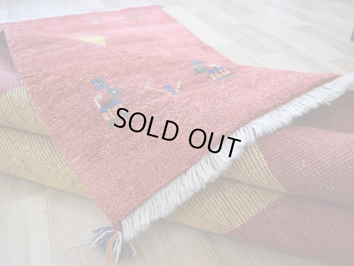 画像15: 新品 ペルシャ ギャッベ 縦2.5m 横1.7m 4.3㎡ 〜3帖 リビング ダイニング 2-3人掛けソファ サイズ 242 × 165 cm No.1479 天然 草木染 ウール ギャベ 手織り ハンドメイド ラグ 絨毯 カーペット リビングダイニングルームやベッドサイドに 赤 レッド 黄色 イエロー 動物 生命の樹柄 n-1479-242165s513-004 (15)