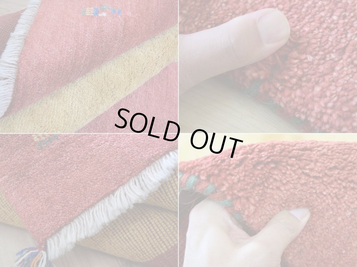 画像18: 新品 ペルシャ ギャッベ 縦2.5m 横1.7m 4.3㎡ 〜3帖 リビング ダイニング 2-3人掛けソファ サイズ 242 × 165 cm No.1479 天然 草木染 ウール ギャベ 手織り ハンドメイド ラグ 絨毯 カーペット リビングダイニングルームやベッドサイドに 赤 レッド 黄色 イエロー 動物 生命の樹柄 n-1479-242165s513-004 (18)