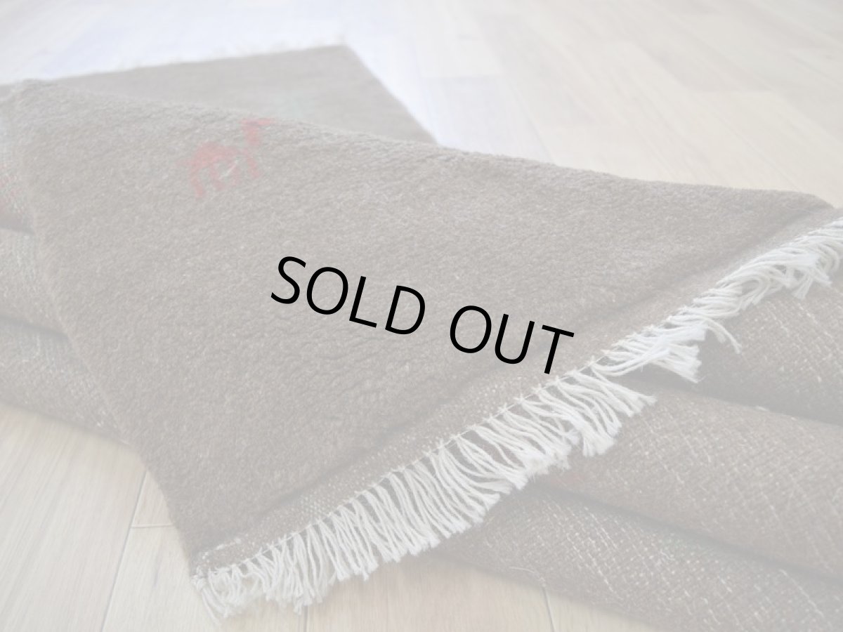 画像16: 新品 ペルシャ ギャッベ 縦2m 横1.4m 2.7㎡ リビング ダイニング 2-3人掛けソファ サイズ 200 × 132 cm No.R442 肉厚 天然 ウール ギャベ 手織り ハンドメイド ラグ 絨毯 カーペット リビングダイニングルームやベッドサイドに ライトブラウン 茶 動物 植物柄 n-r442-200132s031-071 (16)