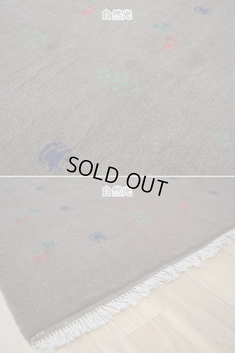画像9: 新品 ペルシャ ギャッベ 縦2m 横1.4m 2.7㎡ リビング ダイニング 2-3人掛けソファ サイズ 200 × 132 cm No.R442 肉厚 天然 ウール ギャベ 手織り ハンドメイド ラグ 絨毯 カーペット リビングダイニングルームやベッドサイドに ライトブラウン 茶 動物 植物柄 n-r442-200132s031-071 (9)