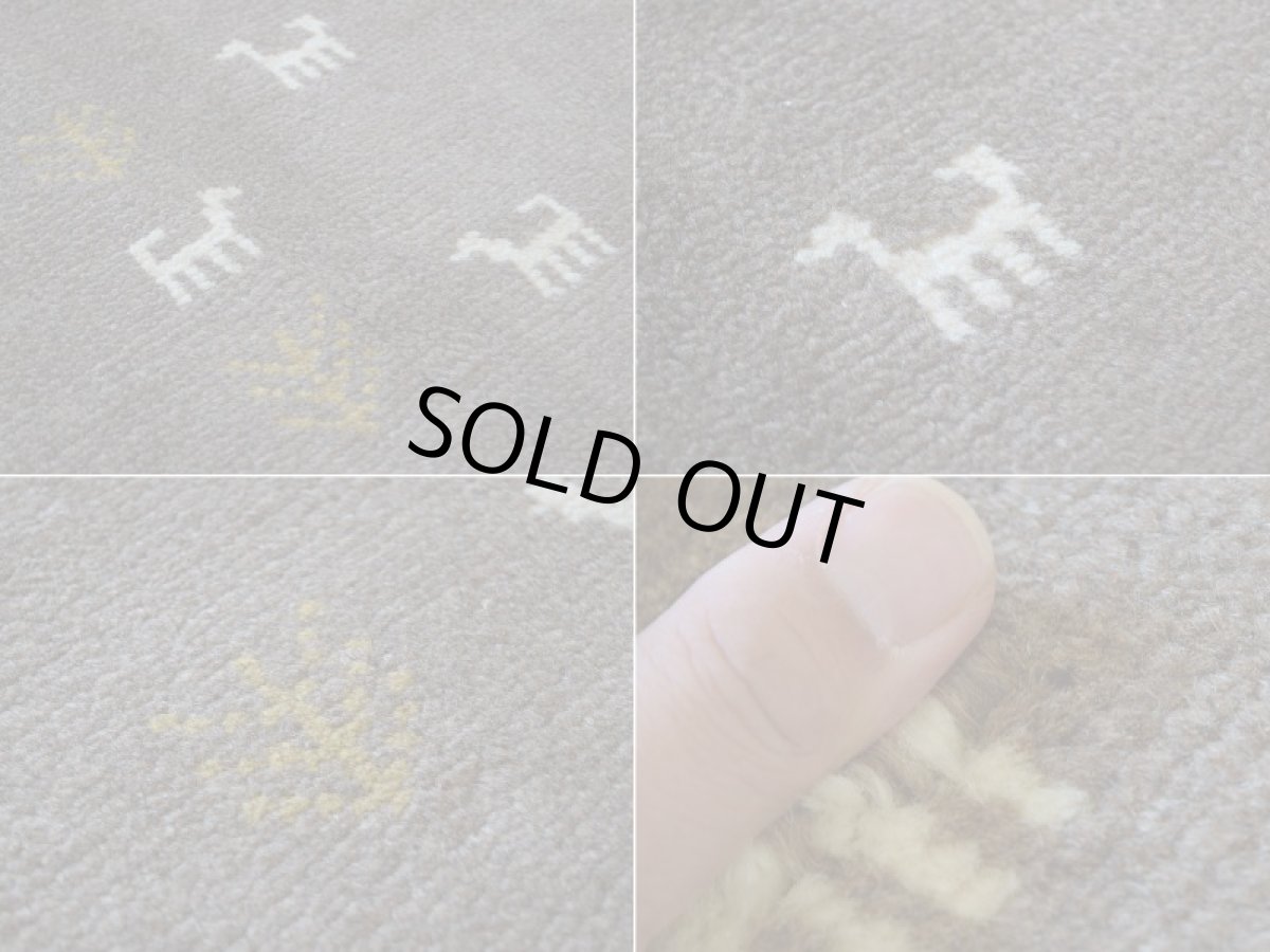 画像18: 新品 ペルシャ ギャッベ 縦2.4m 横1.8m 4.1㎡ 〜3帖 リビング ダイニング 2-3人掛けソファ サイズ 232 × 174 cm No.1469 天然 ウール ギャベ 手織り ハンドメイド ラグ 絨毯 カーペット リビングダイニングルームやベッドサイドに 生成り ベージュ 茶 ブラウン n-1469-232174s042-013 (18)