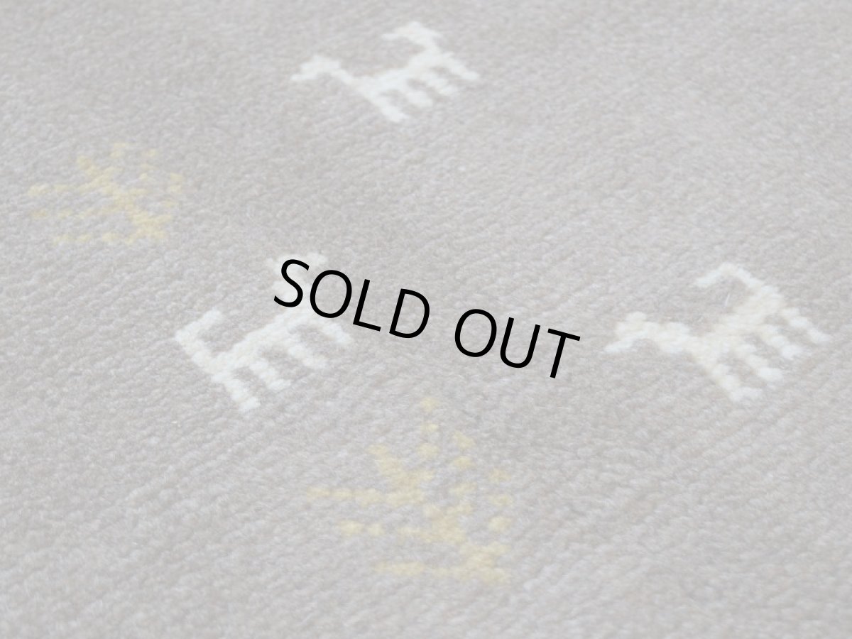 画像9: 新品 ペルシャ ギャッベ 縦2.4m 横1.8m 4.1㎡ 〜3帖 リビング ダイニング 2-3人掛けソファ サイズ 232 × 174 cm No.1469 天然 ウール ギャベ 手織り ハンドメイド ラグ 絨毯 カーペット リビングダイニングルームやベッドサイドに 生成り ベージュ 茶 ブラウン n-1469-232174s042-013 (9)