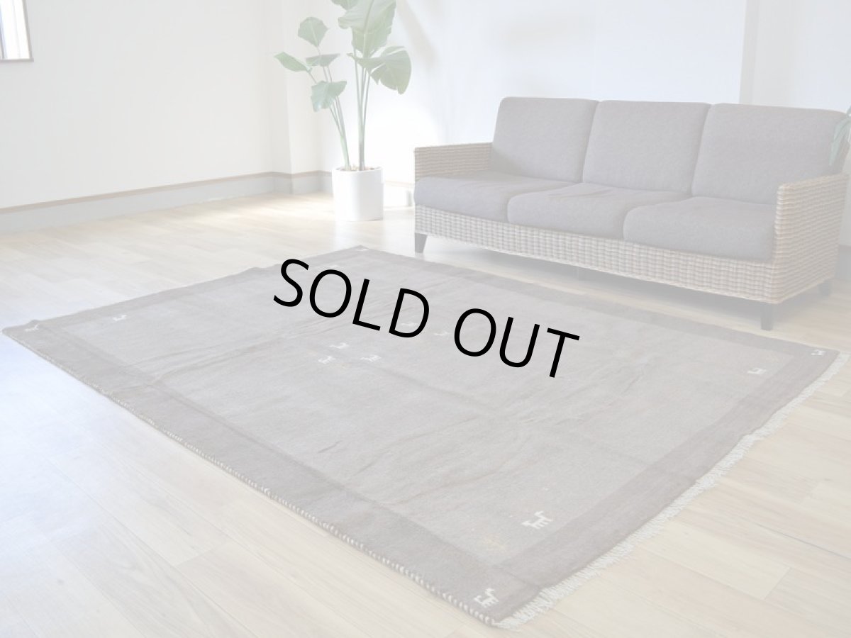 画像2: 新品 ペルシャ ギャッベ 縦2.4m 横1.8m 4.1㎡ 〜3帖 リビング ダイニング 2-3人掛けソファ サイズ 232 × 174 cm No.1469 天然 ウール ギャベ 手織り ハンドメイド ラグ 絨毯 カーペット リビングダイニングルームやベッドサイドに 生成り ベージュ 茶 ブラウン n-1469-232174s042-013 (2)