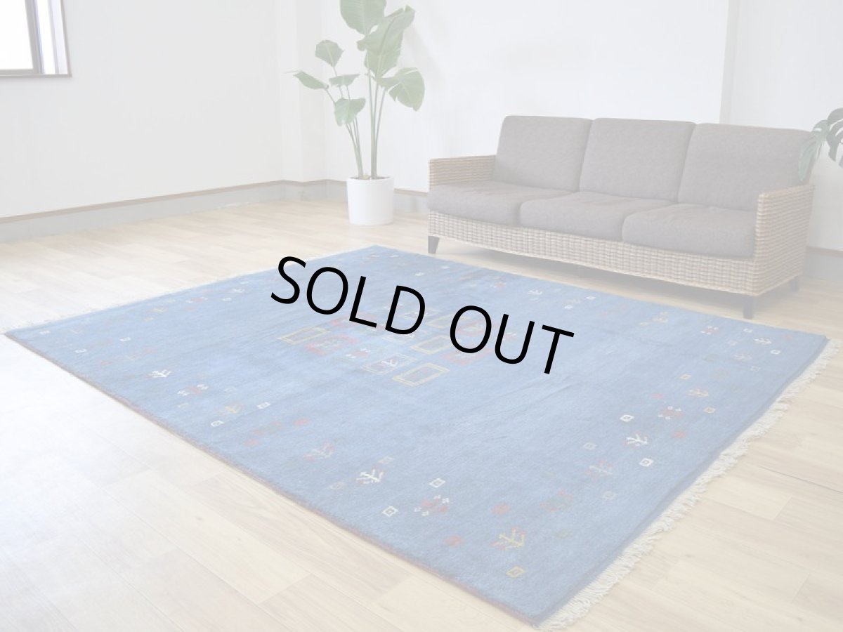 画像2: 新品 ペルシャ ギャッベ 縦2.5m 横2m 5㎡ 〜4.5帖 リビング ダイニング 2-3人掛けソファ サイズ 247 × 200 cm No.1961 天然 草木染 ウール ギャベ 手織り ハンドメイド ラグ 絨毯 カーペット リビングダイニングルームやベッドサイドに インディゴブルー 青 藍 n-1961-247200s093-025 (2)