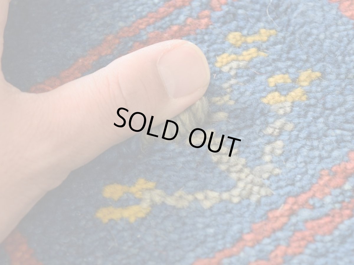 画像12: 新品 ペルシャ ギャッベ 縦2.5m 横2m 5㎡ 〜4.5帖 リビング ダイニング 2-3人掛けソファ サイズ 247 × 200 cm No.1961 天然 草木染 ウール ギャベ 手織り ハンドメイド ラグ 絨毯 カーペット リビングダイニングルームやベッドサイドに インディゴブルー 青 藍 n-1961-247200s093-025 (12)