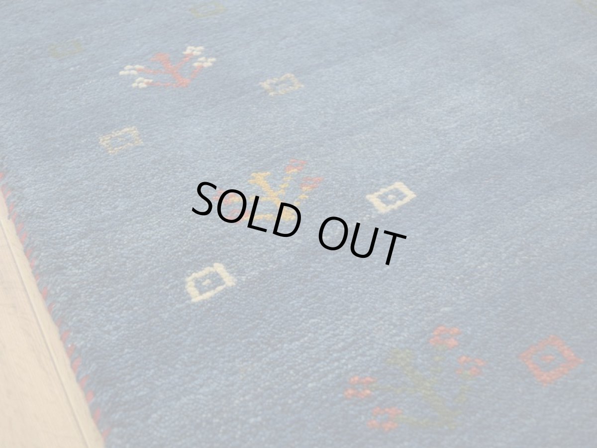 画像10: 新品 ペルシャ ギャッベ 縦2.5m 横2m 5㎡ 〜4.5帖 リビング ダイニング 2-3人掛けソファ サイズ 247 × 200 cm No.1961 天然 草木染 ウール ギャベ 手織り ハンドメイド ラグ 絨毯 カーペット リビングダイニングルームやベッドサイドに インディゴブルー 青 藍 n-1961-247200s093-025 (10)