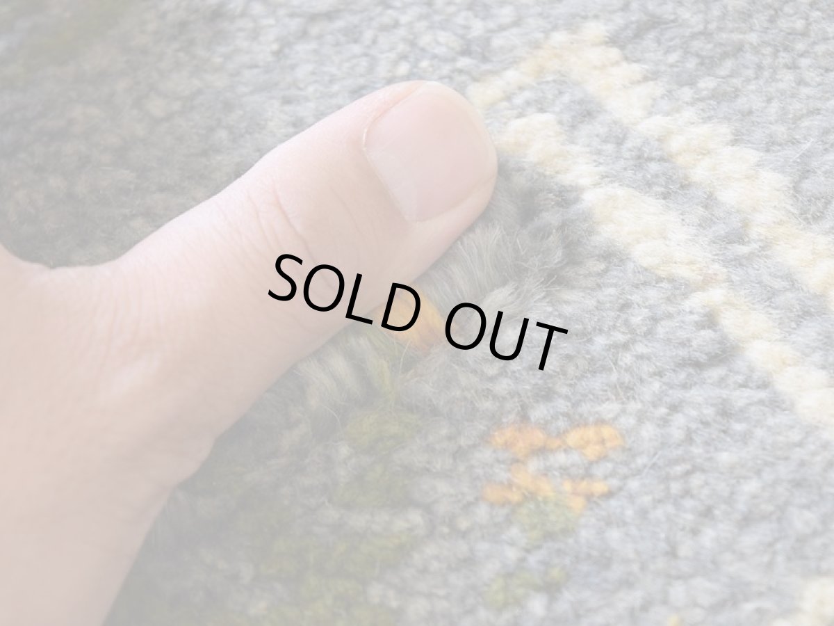 画像11: 新品 ペルシャ ギャッベ 縦2.5m 横2m 5㎡ 〜4.5帖 リビング ダイニング 2-3人掛けソファ サイズ 238 × 201 cm No.1950 天然 草木染 ウール ギャベ 手織り ハンドメイド ラグ 絨毯 カーペット リビングダイニングルームやベッドサイドに インディゴブルー グレー 灰 淡い青 藍 n-1950-238201s083-005p (11)