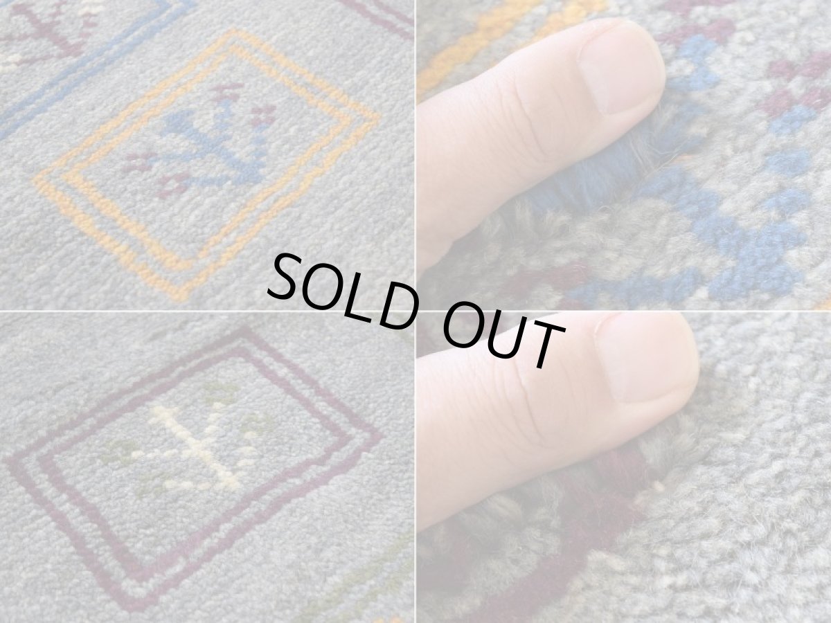画像17: 新品 ペルシャ ギャッベ 縦2.5m 横2m 5㎡ 〜4.5帖 リビング ダイニング 2-3人掛けソファ サイズ 238 × 201 cm No.1950 天然 草木染 ウール ギャベ 手織り ハンドメイド ラグ 絨毯 カーペット リビングダイニングルームやベッドサイドに インディゴブルー グレー 灰 淡い青 藍 n-1950-238201s083-005p (17)