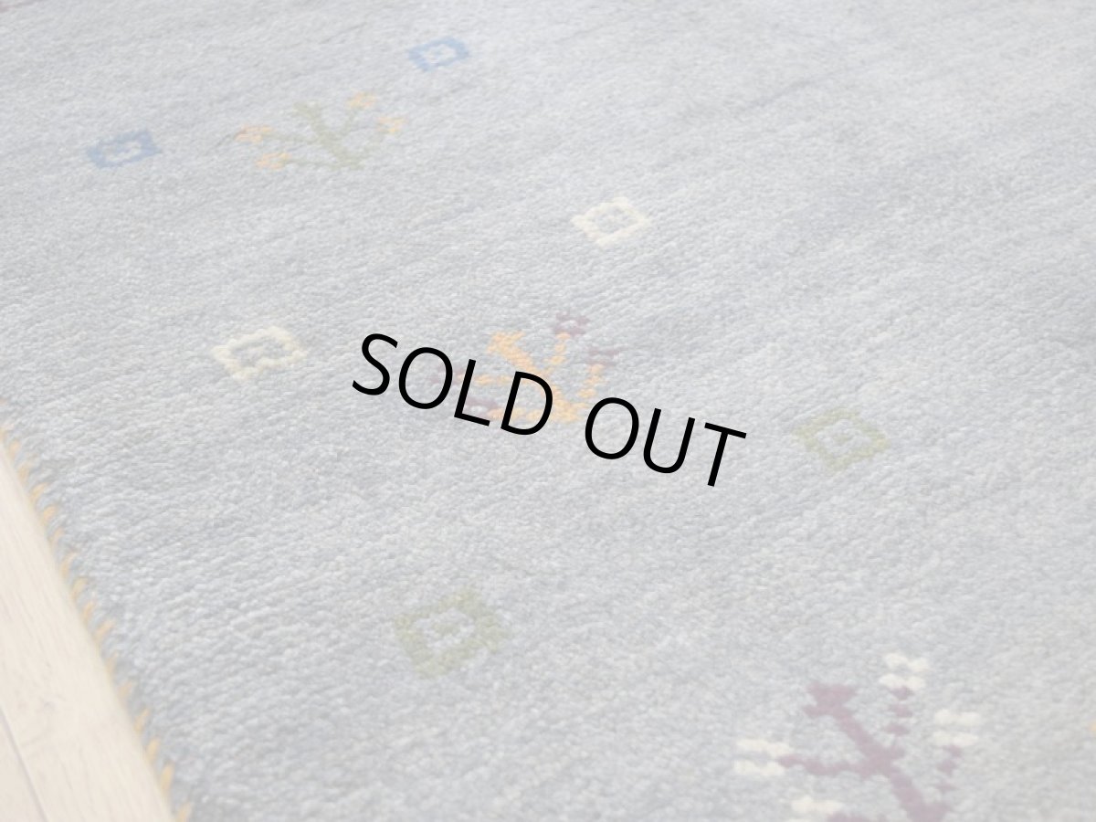 画像12: 新品 ペルシャ ギャッベ 縦2.5m 横2m 5㎡ 〜4.5帖 リビング ダイニング 2-3人掛けソファ サイズ 238 × 201 cm No.1950 天然 草木染 ウール ギャベ 手織り ハンドメイド ラグ 絨毯 カーペット リビングダイニングルームやベッドサイドに インディゴブルー グレー 灰 淡い青 藍 n-1950-238201s083-005p (12)