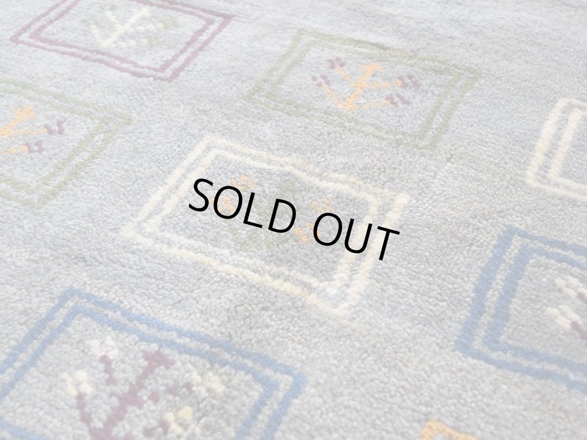 画像10: 新品 ペルシャ ギャッベ 縦2.5m 横2m 5㎡ 〜4.5帖 リビング ダイニング 2-3人掛けソファ サイズ 238 × 201 cm No.1950 天然 草木染 ウール ギャベ 手織り ハンドメイド ラグ 絨毯 カーペット リビングダイニングルームやベッドサイドに インディゴブルー グレー 灰 淡い青 藍 n-1950-238201s083-005p (10)