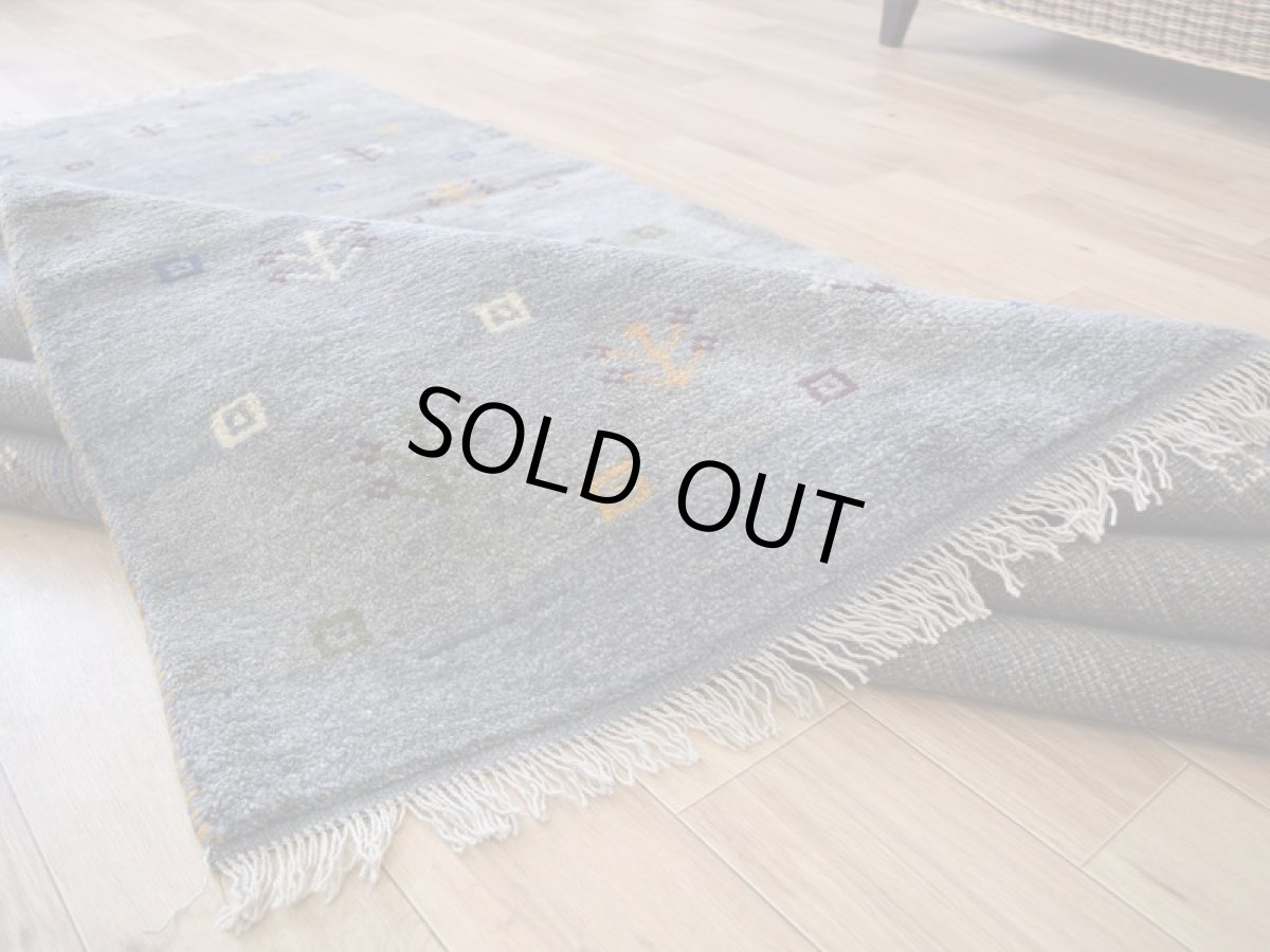 画像14: 新品 ペルシャ ギャッベ 縦2.5m 横2m 5㎡ 〜4.5帖 リビング ダイニング 2-3人掛けソファ サイズ 238 × 201 cm No.1950 天然 草木染 ウール ギャベ 手織り ハンドメイド ラグ 絨毯 カーペット リビングダイニングルームやベッドサイドに インディゴブルー グレー 灰 淡い青 藍 n-1950-238201s083-005p (14)