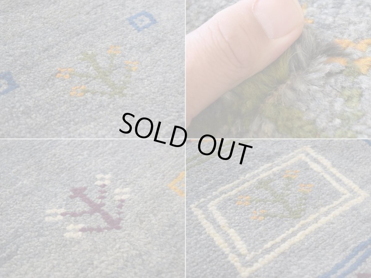 画像16: 新品 ペルシャ ギャッベ 縦2.5m 横2m 5㎡ 〜4.5帖 リビング ダイニング 2-3人掛けソファ サイズ 238 × 201 cm No.1950 天然 草木染 ウール ギャベ 手織り ハンドメイド ラグ 絨毯 カーペット リビングダイニングルームやベッドサイドに インディゴブルー グレー 灰 淡い青 藍 n-1950-238201s083-005p (16)