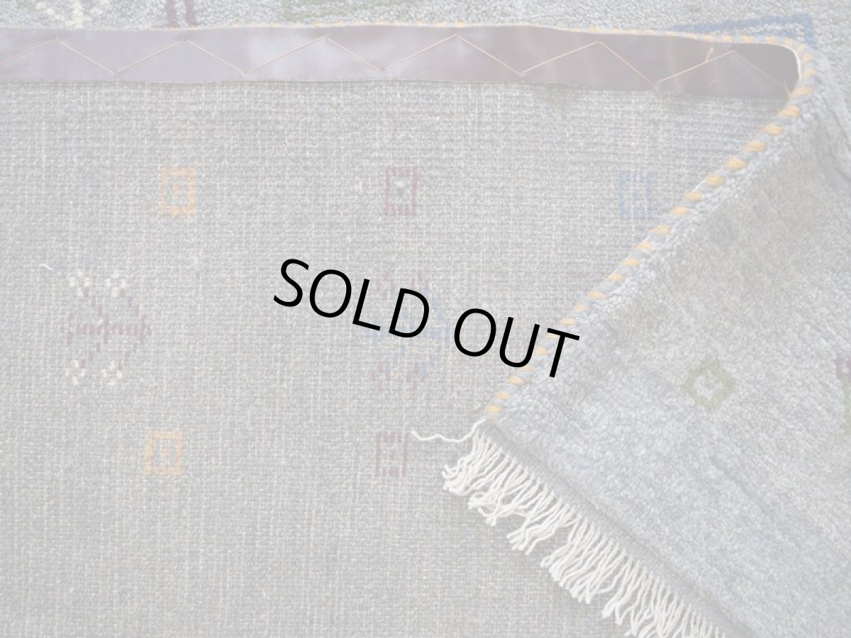 画像15: 新品 ペルシャ ギャッベ 縦2.5m 横2m 5㎡ 〜4.5帖 リビング ダイニング 2-3人掛けソファ サイズ 238 × 201 cm No.1950 天然 草木染 ウール ギャベ 手織り ハンドメイド ラグ 絨毯 カーペット リビングダイニングルームやベッドサイドに インディゴブルー グレー 灰 淡い青 藍 n-1950-238201s083-005p (15)