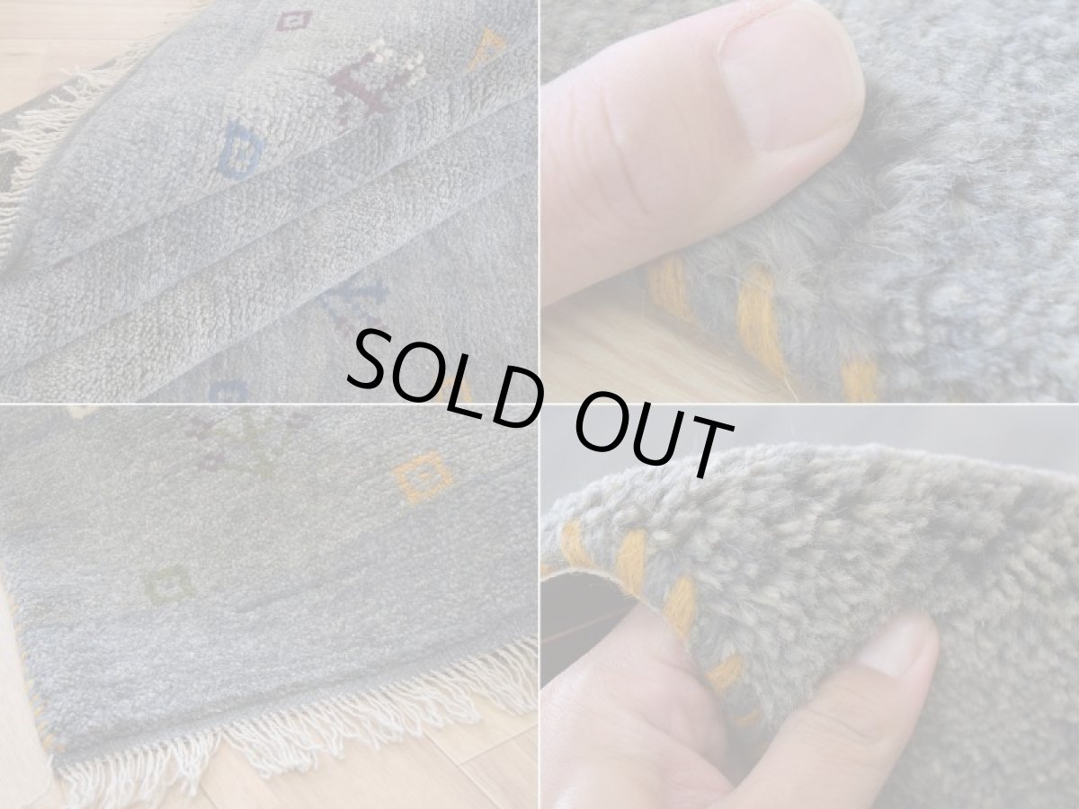画像18: 新品 ペルシャ ギャッベ 縦2.5m 横2m 5㎡ 〜4.5帖 リビング ダイニング 2-3人掛けソファ サイズ 238 × 201 cm No.1950 天然 草木染 ウール ギャベ 手織り ハンドメイド ラグ 絨毯 カーペット リビングダイニングルームやベッドサイドに インディゴブルー グレー 灰 淡い青 藍 n-1950-238201s083-005p (18)