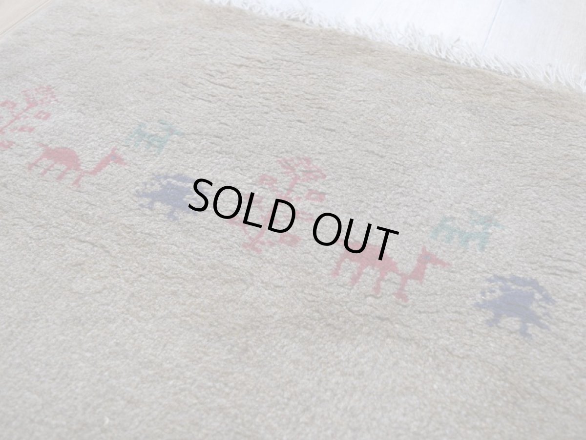 画像10: 新品 ペルシャ ギャッベ 縦2m 横1.4m 2.6㎡ リビング ダイニング 2-3人掛けソファ サイズ 192 × 133 cm No.R439 肉厚 天然 ウール ギャベ 手織り ハンドメイド ラグ 絨毯 カーペット リビングダイニングルームやベッドサイドに ライトブラウン 茶 動物 植物柄 n-r439-192133h031-071 (10)