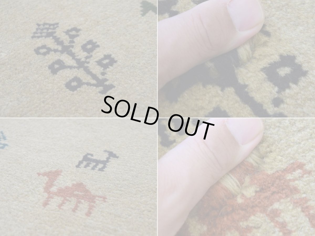 画像16: 新品 ペルシャ ギャッベ 縦2m 横1.5m 3㎡ 〜3帖 リビング ダイニング 2-3人掛けソファ サイズ 201 × 156 cm No.R448 肉厚 天然 ウール ギャベ 手織り ハンドメイド ラグ 絨毯 カーペット リビングダイニングルームやベッドサイドに イエロー シャンパンゴールド からし色 n-r448-201156h051-002 (16)
