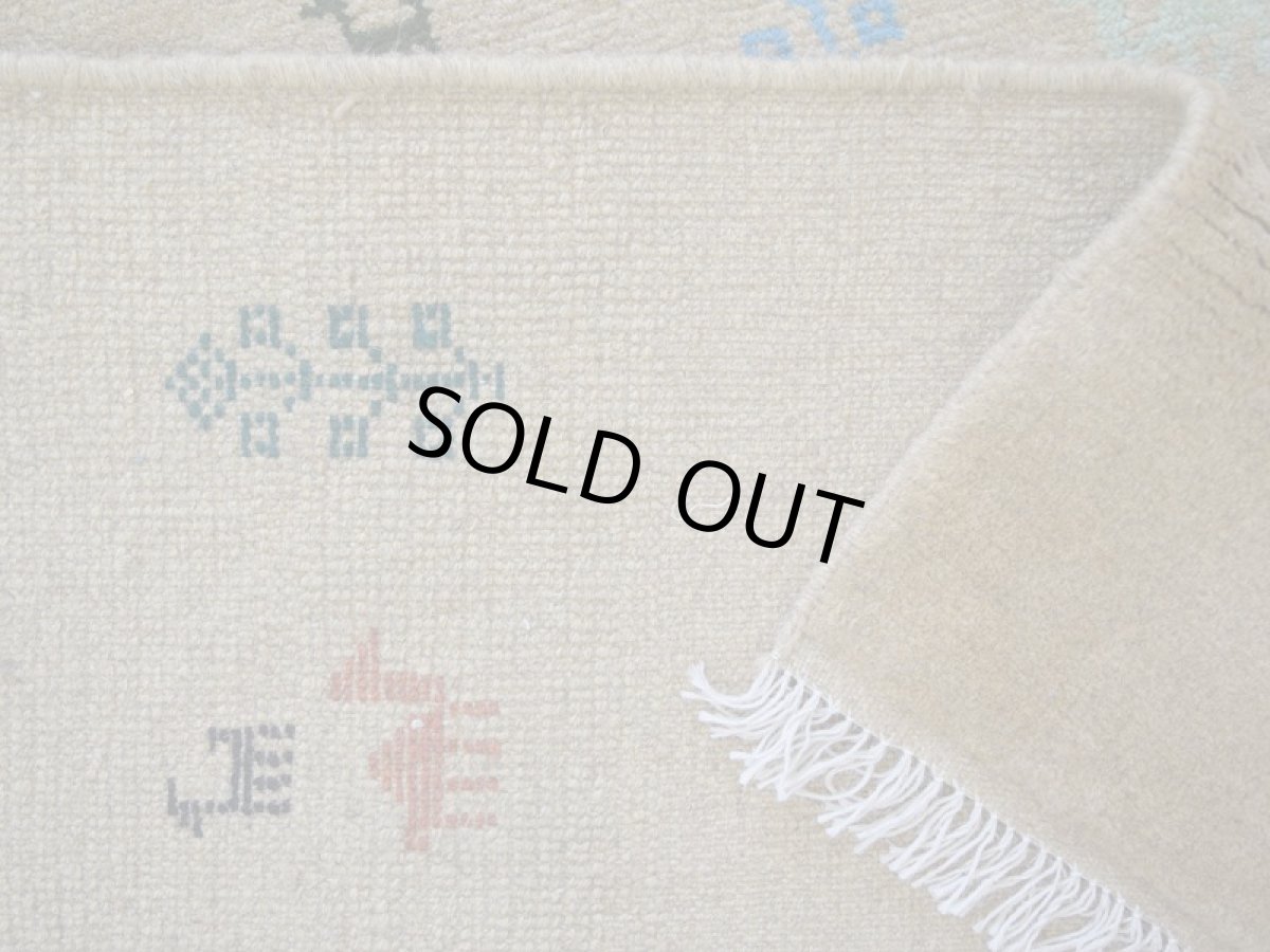 画像15: 新品 ペルシャ ギャッベ 縦2m 横1.5m 3㎡ 〜3帖 リビング ダイニング 2-3人掛けソファ サイズ 201 × 156 cm No.R448 肉厚 天然 ウール ギャベ 手織り ハンドメイド ラグ 絨毯 カーペット リビングダイニングルームやベッドサイドに イエロー シャンパンゴールド からし色 n-r448-201156h051-002 (15)