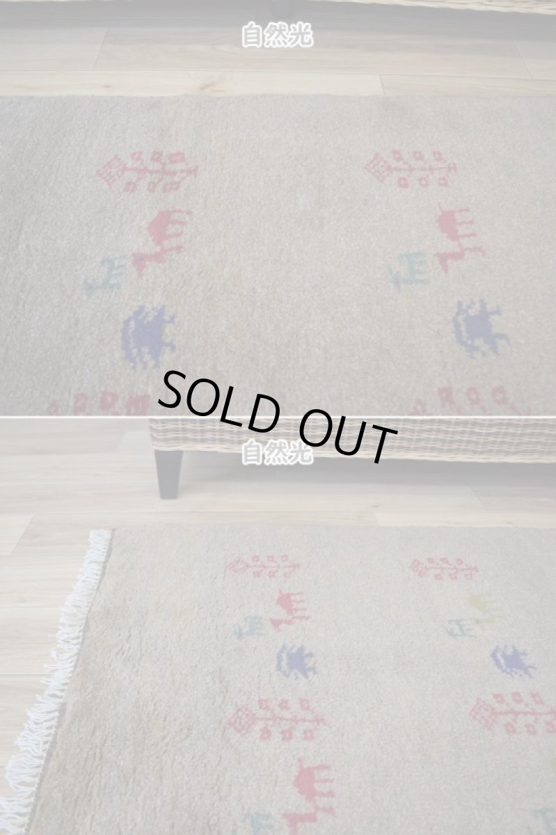 画像4: 新品 ペルシャ ギャッベ 縦2m 横1.4m 2.6㎡ リビング ダイニング 2-3人掛けソファ サイズ 192 × 133 cm No.R439 肉厚 天然 ウール ギャベ 手織り ハンドメイド ラグ 絨毯 カーペット リビングダイニングルームやベッドサイドに ライトブラウン 茶 動物 植物柄 n-r439-192133h031-071 (4)