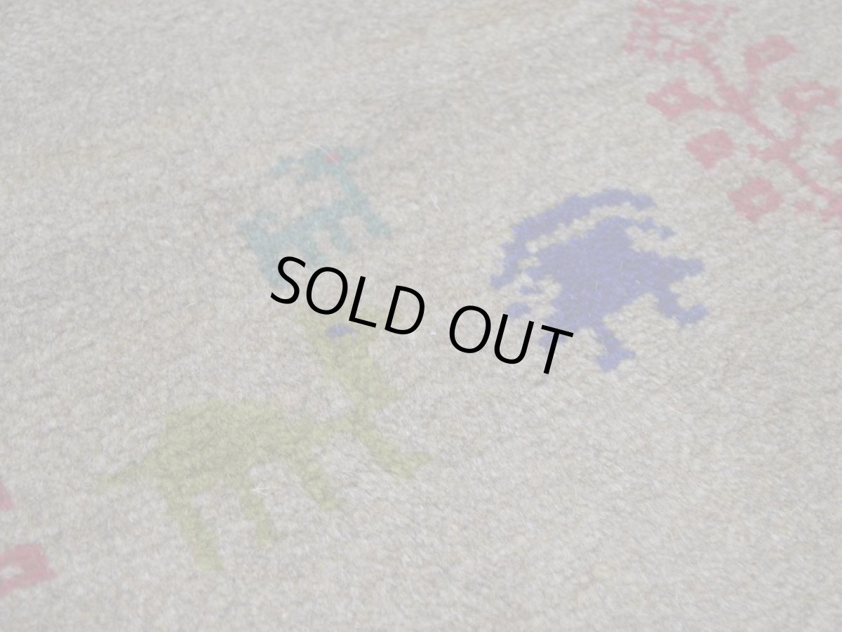 画像11: 新品 ペルシャ ギャッベ 縦2m 横1.4m 2.6㎡ リビング ダイニング 2-3人掛けソファ サイズ 192 × 133 cm No.R439 肉厚 天然 ウール ギャベ 手織り ハンドメイド ラグ 絨毯 カーペット リビングダイニングルームやベッドサイドに ライトブラウン 茶 動物 植物柄 n-r439-192133h031-071 (11)