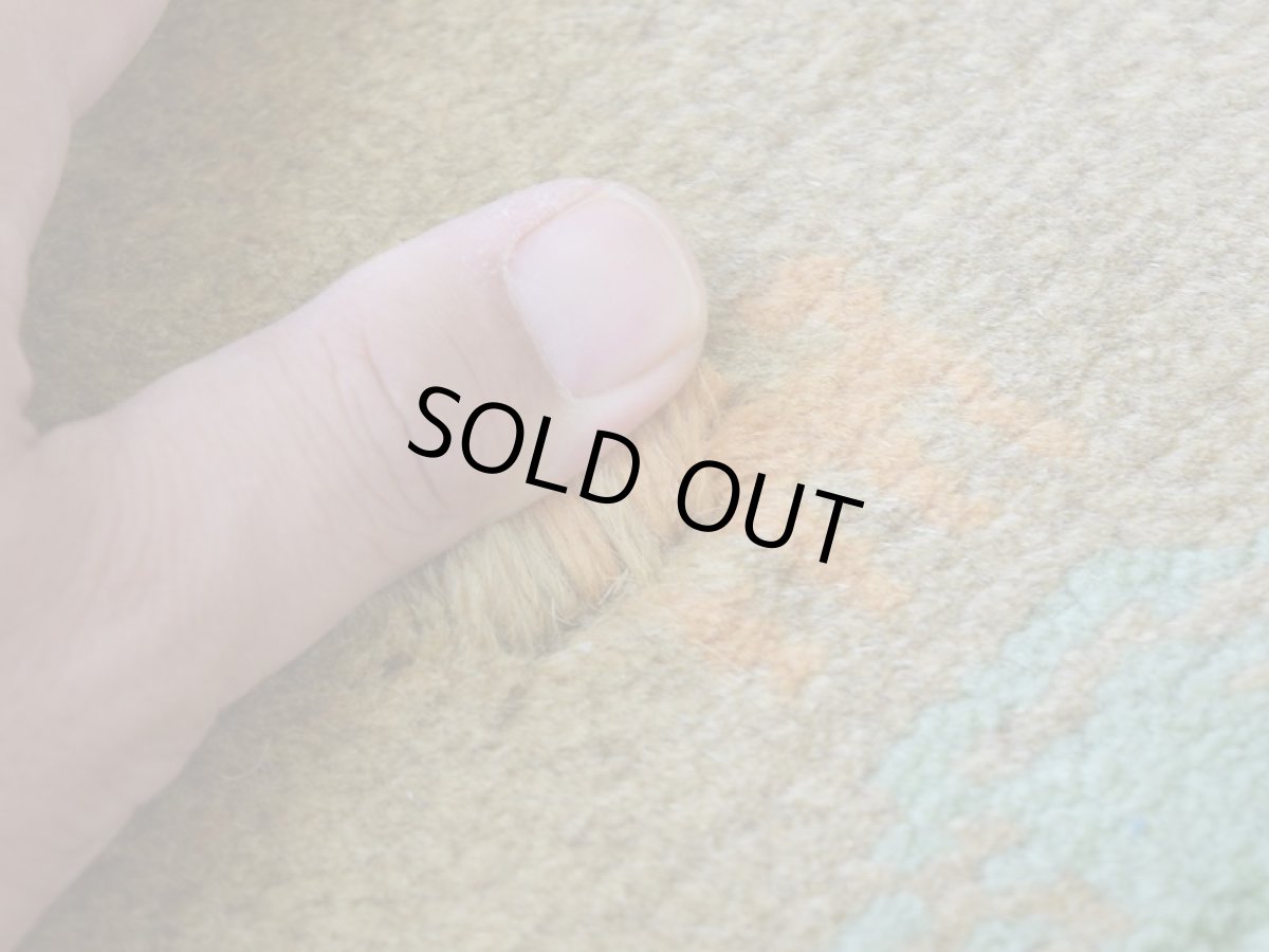 画像11: 新品 ペルシャ ギャッベ 縦2m 横1.5m 3㎡ 〜3帖 リビング ダイニング 2-3人掛けソファ サイズ 201 × 156 cm No.R448 肉厚 天然 ウール ギャベ 手織り ハンドメイド ラグ 絨毯 カーペット リビングダイニングルームやベッドサイドに イエロー シャンパンゴールド からし色 n-r448-201156h051-002 (11)