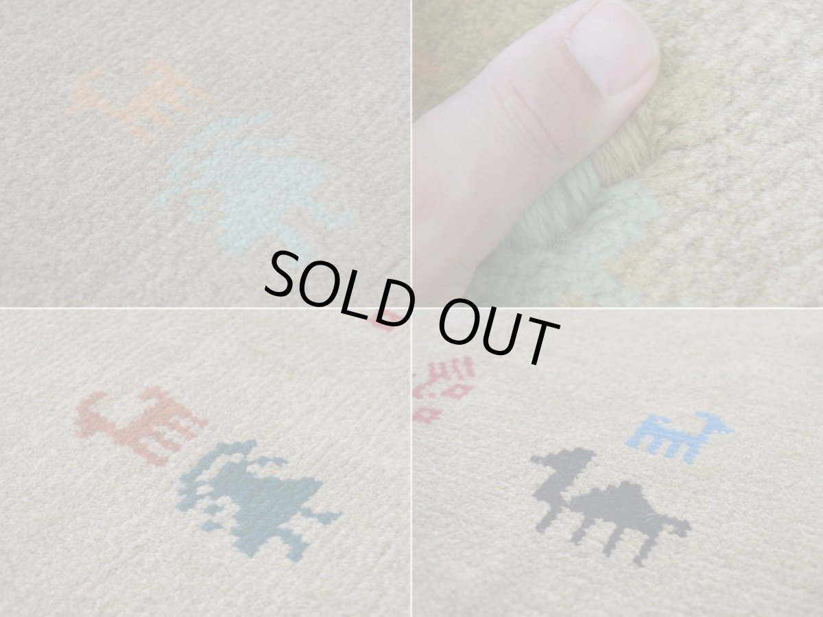 画像17: 新品 ペルシャ ギャッベ 縦2m 横1.5m 3㎡ 〜3帖 リビング ダイニング 2-3人掛けソファ サイズ 201 × 156 cm No.R448 肉厚 天然 ウール ギャベ 手織り ハンドメイド ラグ 絨毯 カーペット リビングダイニングルームやベッドサイドに イエロー シャンパンゴールド からし色 n-r448-201156h051-002 (17)