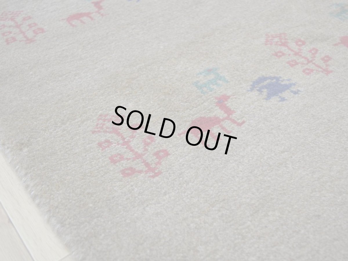 画像13: 新品 ペルシャ ギャッベ 縦2m 横1.4m 2.6㎡ リビング ダイニング 2-3人掛けソファ サイズ 192 × 133 cm No.R439 肉厚 天然 ウール ギャベ 手織り ハンドメイド ラグ 絨毯 カーペット リビングダイニングルームやベッドサイドに ライトブラウン 茶 動物 植物柄 n-r439-192133h031-071 (13)