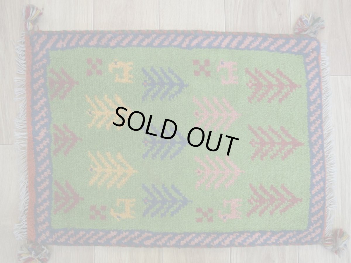 画像2: 新品 ペルシャ ギャッベ 足元マット 玄関マット ミニ サイズ 57 × 42 cm No.607 肉厚 天然 草木染 ウール ギャベ 手織り ハンドメイド ラグ 絨毯 カーペット グリーン 緑 マルチカラー 動物柄 n-607-057042s51-91 (2)