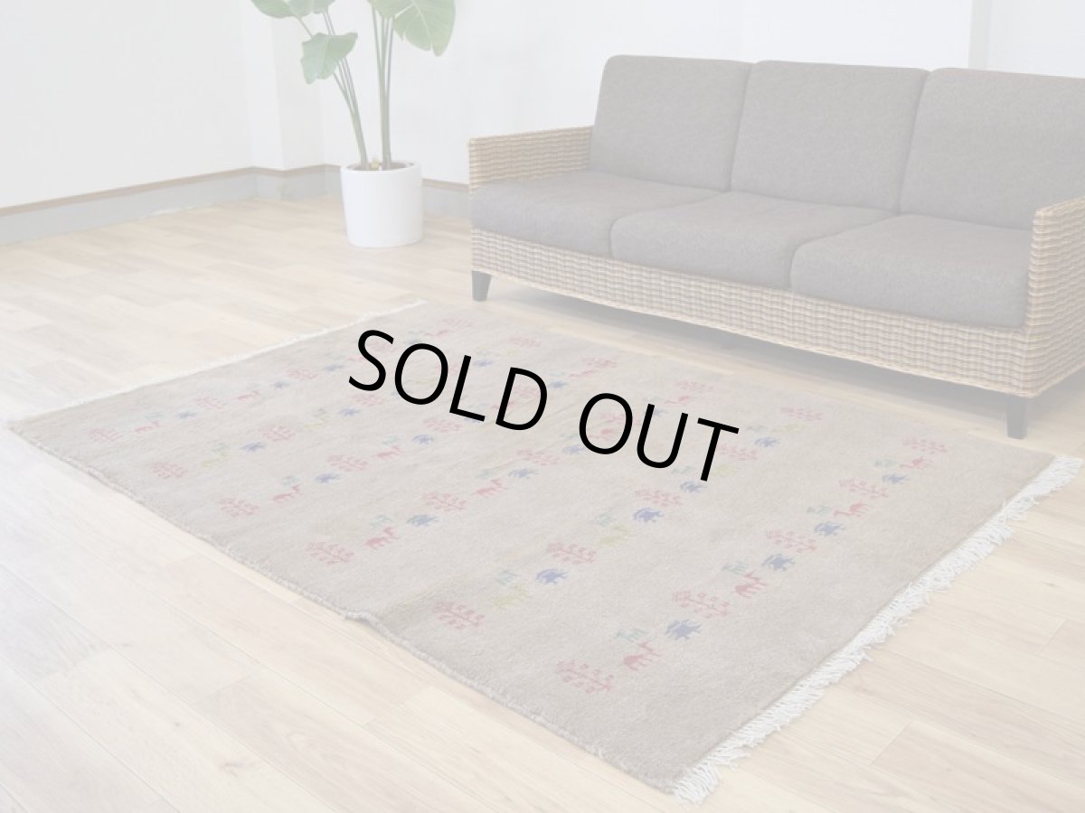 画像2: 新品 ペルシャ ギャッベ 縦2m 横1.4m 2.6㎡ リビング ダイニング 2-3人掛けソファ サイズ 192 × 133 cm No.R439 肉厚 天然 ウール ギャベ 手織り ハンドメイド ラグ 絨毯 カーペット リビングダイニングルームやベッドサイドに ライトブラウン 茶 動物 植物柄 n-r439-192133h031-071 (2)