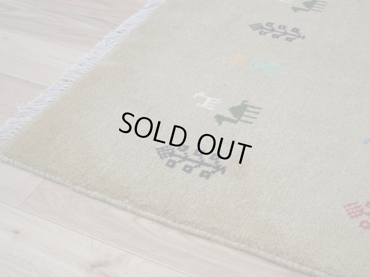 画像10: 新品 ペルシャ ギャッベ 縦2m 横1.5m 3㎡ 〜3帖 リビング ダイニング 2-3人掛けソファ サイズ 201 × 156 cm No.R448 肉厚 天然 ウール ギャベ 手織り ハンドメイド ラグ 絨毯 カーペット リビングダイニングルームやベッドサイドに イエロー シャンパンゴールド からし色 n-r448-201156h051-002 (10)