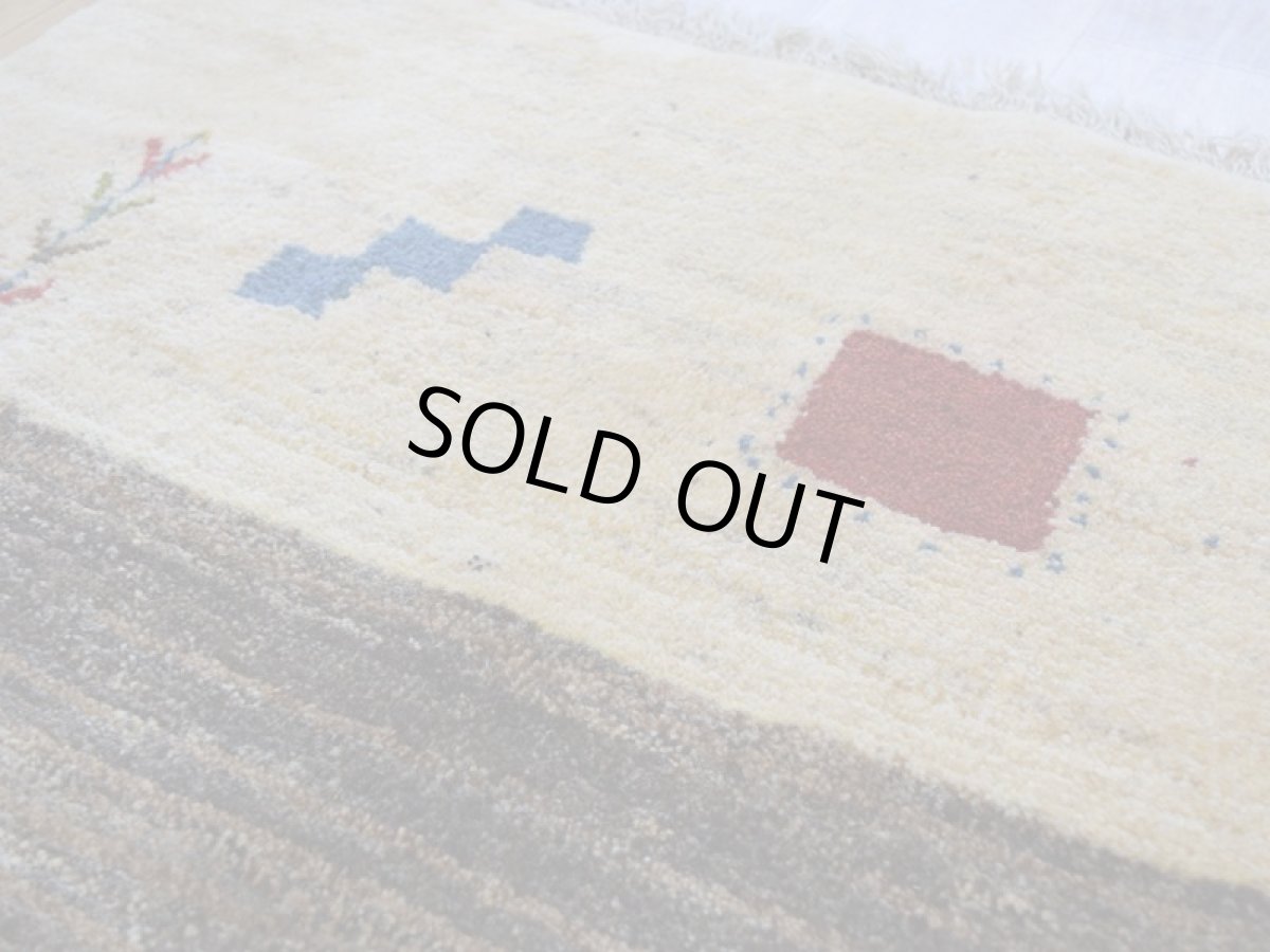 画像10: 新品 ペルシャ ギャッベ 縦2m 横1.5m 3㎡ 〜3帖 リビング ダイニング 2-3人掛けソファ サイズ 198 × 147 cm No.1926 肉厚 天然 草木染 ウール ギャベ 手織り ハンドメイド ラグ 絨毯 カーペット リビングダイニングルームやベッドサイドに 生成り クリーム ベージュ ブラウン 原毛系 ボーダー n-1926-198147s042-013 (10)