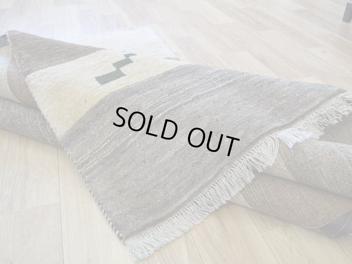 画像13: 新品 ペルシャ ギャッベ 縦2m 横1.5m 3㎡ 〜3帖 リビング ダイニング 2-3人掛けソファ サイズ 198 × 147 cm No.1926 肉厚 天然 草木染 ウール ギャベ 手織り ハンドメイド ラグ 絨毯 カーペット リビングダイニングルームやベッドサイドに 生成り クリーム ベージュ ブラウン 原毛系 ボーダー n-1926-198147s042-013 (13)