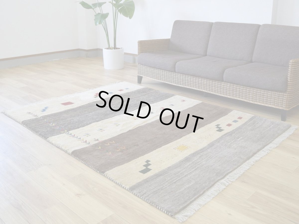 画像2: 新品 ペルシャ ギャッベ 縦2m 横1.5m 3㎡ 〜3帖 リビング ダイニング 2-3人掛けソファ サイズ 198 × 147 cm No.1926 肉厚 天然 草木染 ウール ギャベ 手織り ハンドメイド ラグ 絨毯 カーペット リビングダイニングルームやベッドサイドに 生成り クリーム ベージュ ブラウン 原毛系 ボーダー n-1926-198147s042-013 (2)
