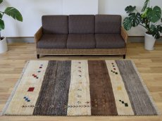 画像1: 新品 ペルシャ ギャッベ 縦2m 横1.5m 3㎡ 〜3帖 リビング ダイニング 2-3人掛けソファ サイズ 198 × 147 cm No.1926 肉厚 天然 草木染 ウール ギャベ 手織り ハンドメイド ラグ 絨毯 カーペット リビングダイニングルームやベッドサイドに 生成り クリーム ベージュ ブラウン 原毛系 ボーダー n-1926-198147s042-013 (1)