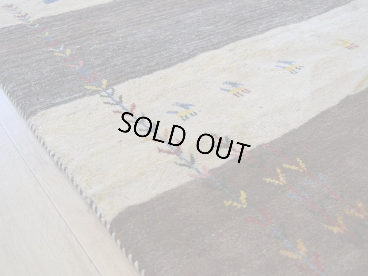 画像11: 新品 ペルシャ ギャッベ 縦2m 横1.5m 3㎡ 〜3帖 リビング ダイニング 2-3人掛けソファ サイズ 198 × 147 cm No.1926 肉厚 天然 草木染 ウール ギャベ 手織り ハンドメイド ラグ 絨毯 カーペット リビングダイニングルームやベッドサイドに 生成り クリーム ベージュ ブラウン 原毛系 ボーダー n-1926-198147s042-013 (11)