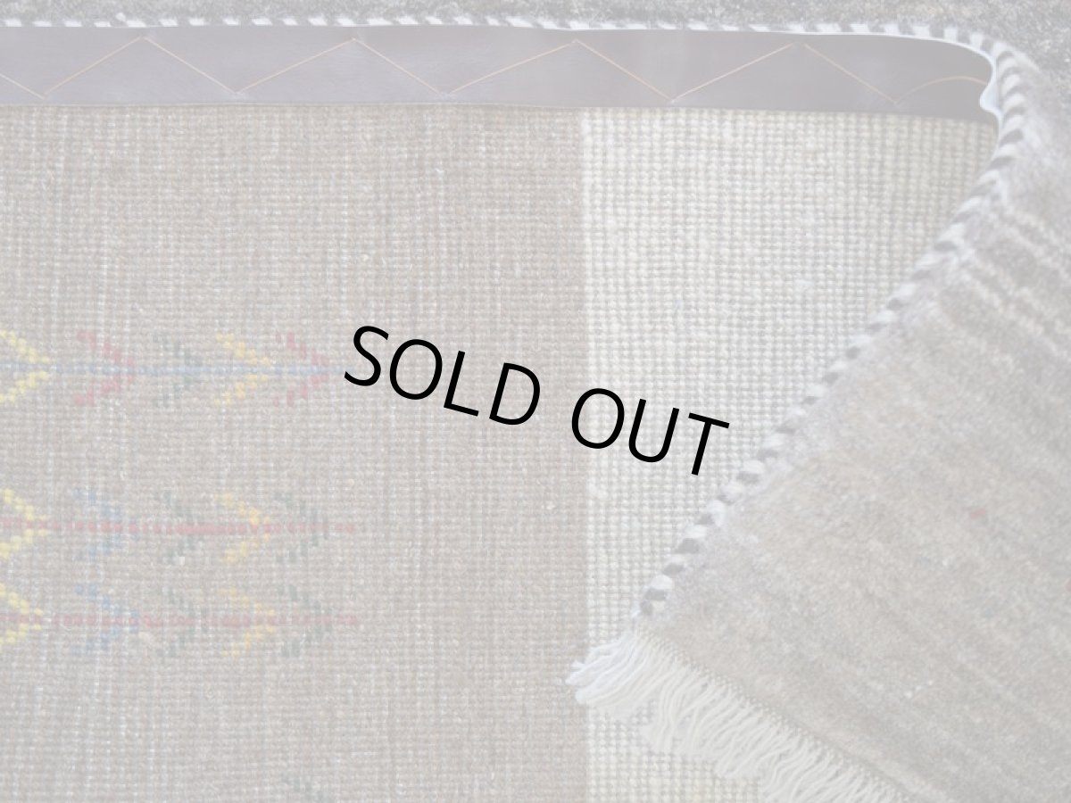 画像14: 新品 ペルシャ ギャッベ 縦2m 横1.5m 3㎡ 〜3帖 リビング ダイニング 2-3人掛けソファ サイズ 198 × 147 cm No.1926 肉厚 天然 草木染 ウール ギャベ 手織り ハンドメイド ラグ 絨毯 カーペット リビングダイニングルームやベッドサイドに 生成り クリーム ベージュ ブラウン 原毛系 ボーダー n-1926-198147s042-013 (14)