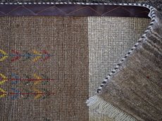 画像14: 新品 ペルシャ ギャッベ 縦2m 横1.5m 3㎡ 〜3帖 リビング ダイニング 2-3人掛けソファ サイズ 198 × 147 cm No.1926 肉厚 天然 草木染 ウール ギャベ 手織り ハンドメイド ラグ 絨毯 カーペット リビングダイニングルームやベッドサイドに 生成り クリーム ベージュ ブラウン 原毛系 ボーダー n-1926-198147s042-013 (14)