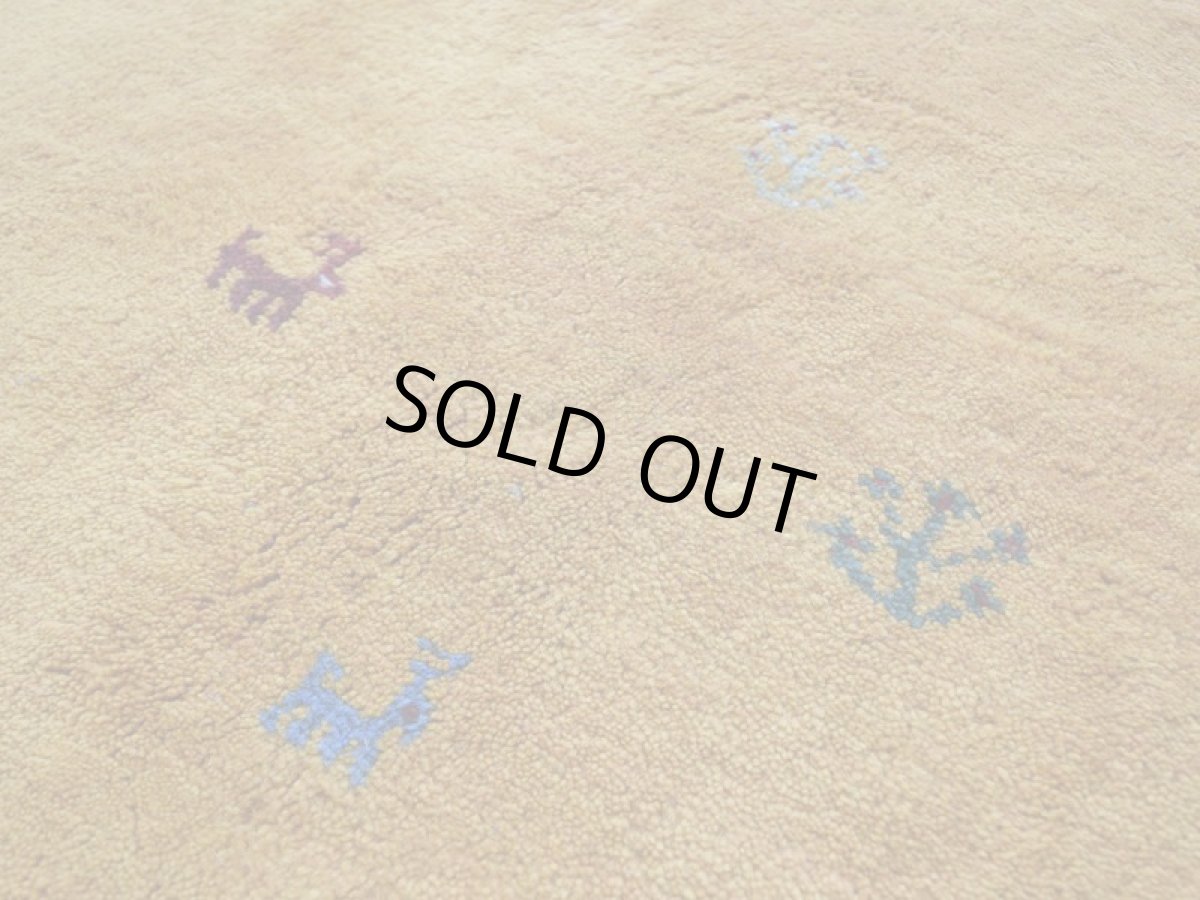 画像10: 新品 ペルシャ ギャッベ 縦2.4m 横1.7m 4㎡ 〜3帖 リビング ダイニング 2-3人掛けソファ サイズ 238 × 170 cm No.1945 肉厚 天然 草木染 ウール ギャベ 手織り ハンドメイド ラグ 絨毯 カーペット リビングダイニングルームやベッドサイドに イエロー 黄色 オレンジ  n-1945-238170s023-024 (10)