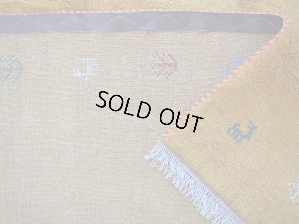 画像15: 新品 ペルシャ ギャッベ 縦2.4m 横1.7m 4㎡ 〜3帖 リビング ダイニング 2-3人掛けソファ サイズ 238 × 170 cm No.1945 肉厚 天然 草木染 ウール ギャベ 手織り ハンドメイド ラグ 絨毯 カーペット リビングダイニングルームやベッドサイドに イエロー 黄色 オレンジ  n-1945-238170s023-024 (15)