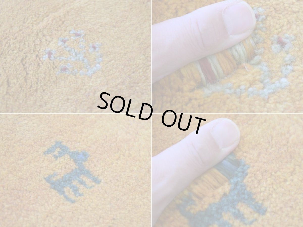 画像17: 新品 ペルシャ ギャッベ 縦2.4m 横1.7m 4㎡ 〜3帖 リビング ダイニング 2-3人掛けソファ サイズ 238 × 170 cm No.1945 肉厚 天然 草木染 ウール ギャベ 手織り ハンドメイド ラグ 絨毯 カーペット リビングダイニングルームやベッドサイドに イエロー 黄色 オレンジ  n-1945-238170s023-024 (17)