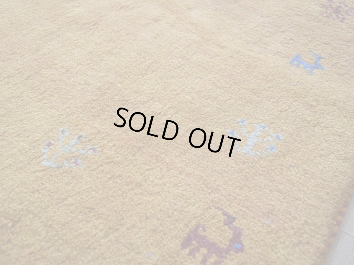 画像11: 新品 ペルシャ ギャッベ 縦2.4m 横1.7m 4㎡ 〜3帖 リビング ダイニング 2-3人掛けソファ サイズ 238 × 170 cm No.1945 肉厚 天然 草木染 ウール ギャベ 手織り ハンドメイド ラグ 絨毯 カーペット リビングダイニングルームやベッドサイドに イエロー 黄色 オレンジ  n-1945-238170s023-024 (11)