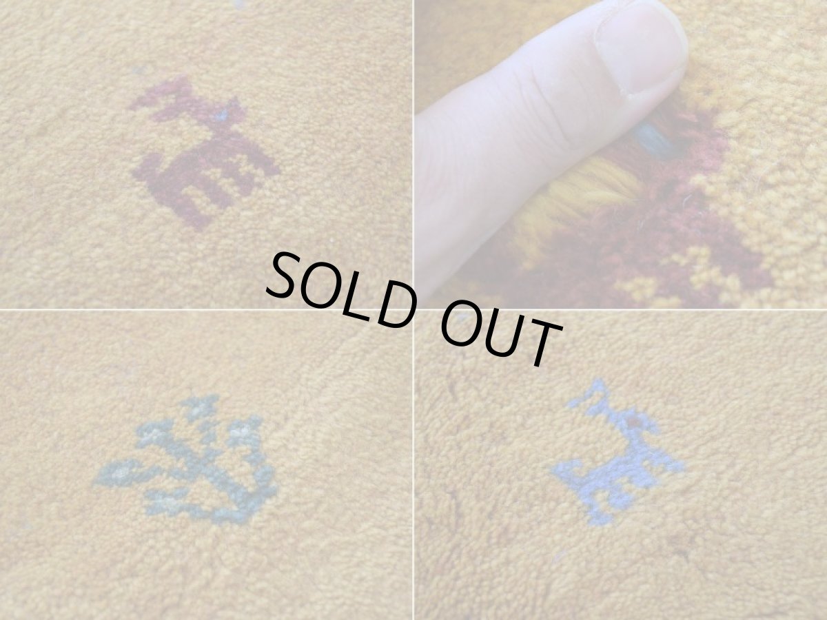 画像16: 新品 ペルシャ ギャッベ 縦2.4m 横1.7m 4㎡ 〜3帖 リビング ダイニング 2-3人掛けソファ サイズ 238 × 170 cm No.1945 肉厚 天然 草木染 ウール ギャベ 手織り ハンドメイド ラグ 絨毯 カーペット リビングダイニングルームやベッドサイドに イエロー 黄色 オレンジ  n-1945-238170s023-024 (16)