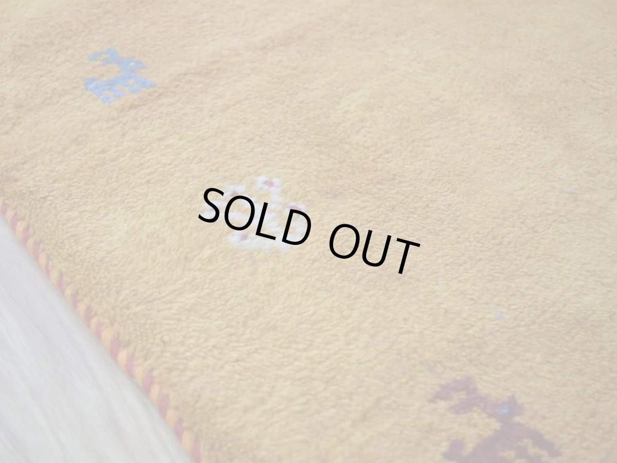 画像12: 新品 ペルシャ ギャッベ 縦2.4m 横1.7m 4㎡ 〜3帖 リビング ダイニング 2-3人掛けソファ サイズ 238 × 170 cm No.1945 肉厚 天然 草木染 ウール ギャベ 手織り ハンドメイド ラグ 絨毯 カーペット リビングダイニングルームやベッドサイドに イエロー 黄色 オレンジ  n-1945-238170s023-024 (12)