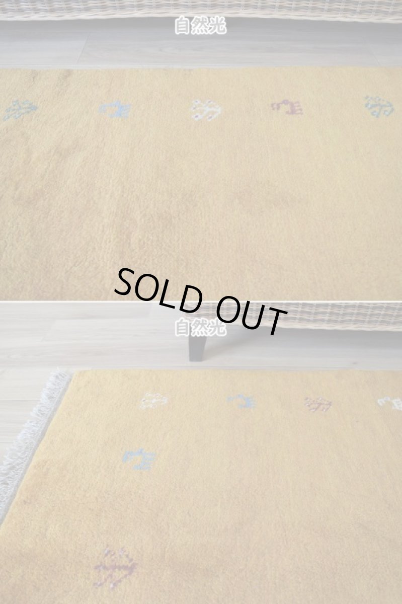 画像4: 新品 ペルシャ ギャッベ 縦2.4m 横1.7m 4㎡ 〜3帖 リビング ダイニング 2-3人掛けソファ サイズ 238 × 170 cm No.1945 肉厚 天然 草木染 ウール ギャベ 手織り ハンドメイド ラグ 絨毯 カーペット リビングダイニングルームやベッドサイドに イエロー 黄色 オレンジ  n-1945-238170s023-024 (4)