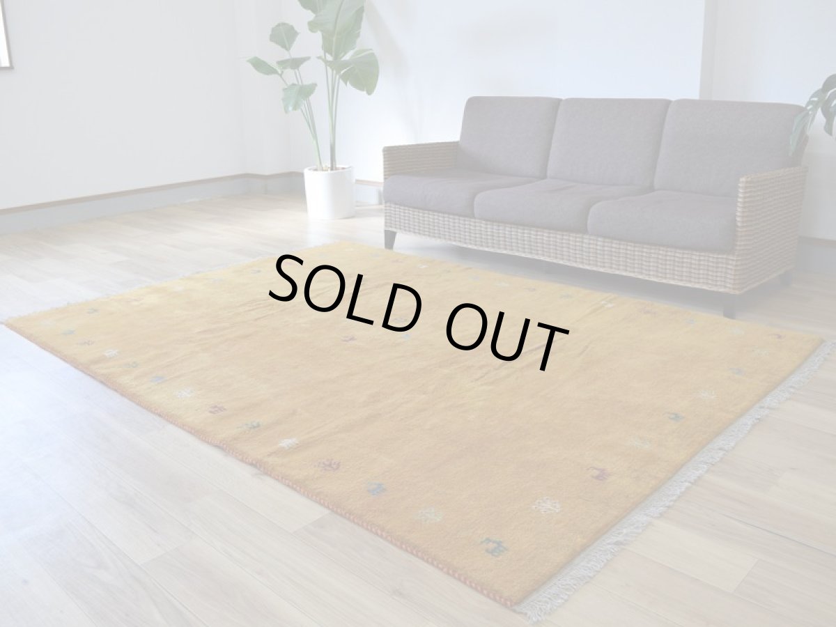 画像2: 新品 ペルシャ ギャッベ 縦2.4m 横1.7m 4㎡ 〜3帖 リビング ダイニング 2-3人掛けソファ サイズ 238 × 170 cm No.1945 肉厚 天然 草木染 ウール ギャベ 手織り ハンドメイド ラグ 絨毯 カーペット リビングダイニングルームやベッドサイドに イエロー 黄色 オレンジ  n-1945-238170s023-024 (2)