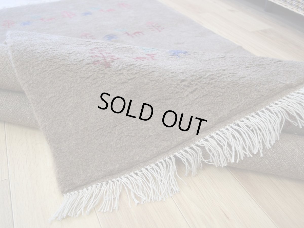 画像15: 新品 ペルシャ ギャッベ 縦2m 横1.4m 2.6㎡ リビング ダイニング 2-3人掛けソファ サイズ 190 × 133 cm No.R441 肉厚 天然 ウール ギャベ 手織り ハンドメイド ラグ 絨毯 カーペット リビングダイニングルームやベッドサイドに ライトブラウン 茶 動物 植物柄 n-r441-190133h031-071 (15)