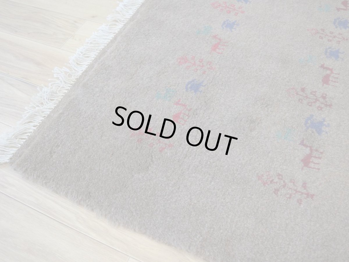 画像12: 新品 ペルシャ ギャッベ 縦2m 横1.4m 2.6㎡ リビング ダイニング 2-3人掛けソファ サイズ 190 × 133 cm No.R441 肉厚 天然 ウール ギャベ 手織り ハンドメイド ラグ 絨毯 カーペット リビングダイニングルームやベッドサイドに ライトブラウン 茶 動物 植物柄 n-r441-190133h031-071 (12)