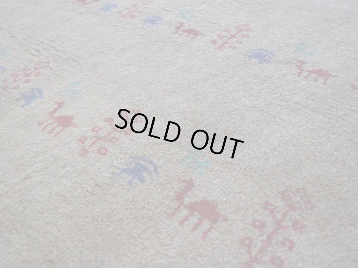 画像9: 新品 ペルシャ ギャッベ 縦2m 横1.4m 2.6㎡ リビング ダイニング 2-3人掛けソファ サイズ 190 × 133 cm No.R441 肉厚 天然 ウール ギャベ 手織り ハンドメイド ラグ 絨毯 カーペット リビングダイニングルームやベッドサイドに ライトブラウン 茶 動物 植物柄 n-r441-190133h031-071 (9)