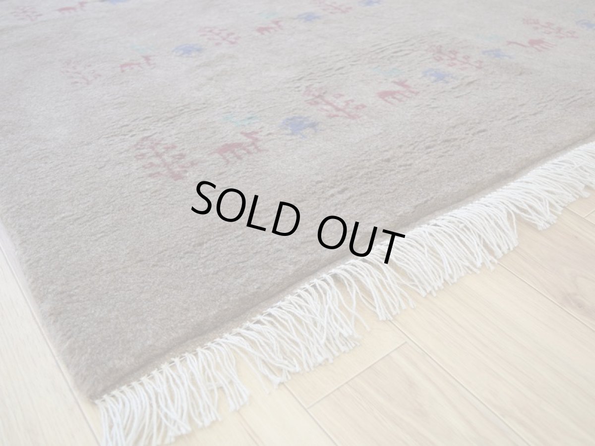 画像13: 新品 ペルシャ ギャッベ 縦2m 横1.4m 2.6㎡ リビング ダイニング 2-3人掛けソファ サイズ 190 × 133 cm No.R441 肉厚 天然 ウール ギャベ 手織り ハンドメイド ラグ 絨毯 カーペット リビングダイニングルームやベッドサイドに ライトブラウン 茶 動物 植物柄 n-r441-190133h031-071 (13)