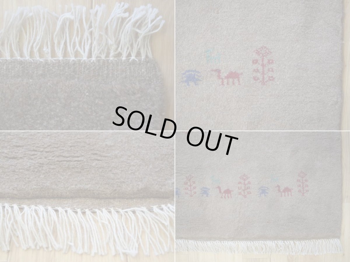画像18: 新品 ペルシャ ギャッベ 縦2m 横1.4m 2.6㎡ リビング ダイニング 2-3人掛けソファ サイズ 190 × 133 cm No.R441 肉厚 天然 ウール ギャベ 手織り ハンドメイド ラグ 絨毯 カーペット リビングダイニングルームやベッドサイドに ライトブラウン 茶 動物 植物柄 n-r441-190133h031-071 (18)