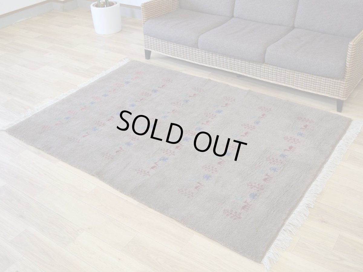 画像2: 新品 ペルシャ ギャッベ 縦2m 横1.4m 2.6㎡ リビング ダイニング 2-3人掛けソファ サイズ 190 × 133 cm No.R441 肉厚 天然 ウール ギャベ 手織り ハンドメイド ラグ 絨毯 カーペット リビングダイニングルームやベッドサイドに ライトブラウン 茶 動物 植物柄 n-r441-190133h031-071 (2)